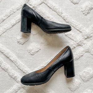 GEOX Women's formal-looking pump set on a comfortable high heel, Size 8